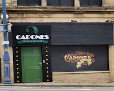 CAPONES BAR